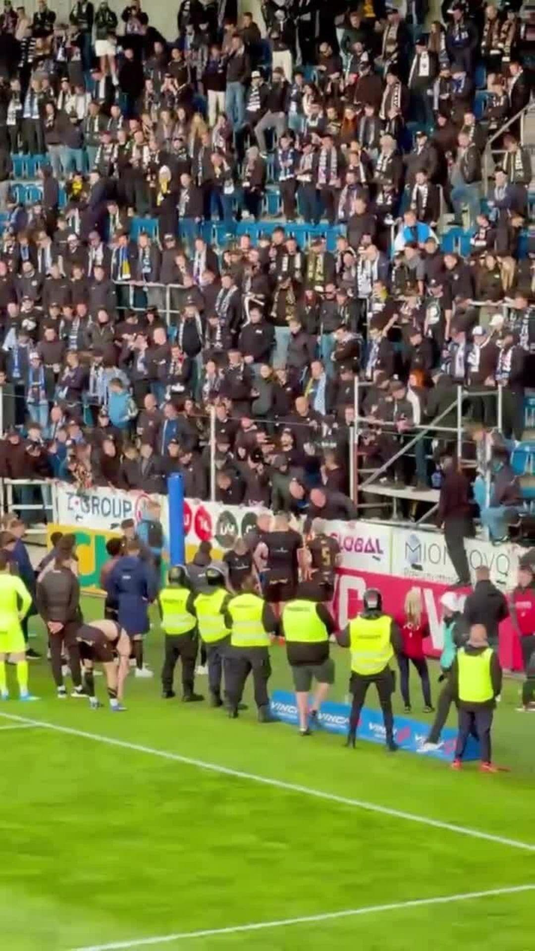 Fotbalisté Baníku po další prohře odevzdali dresy fanouškům
