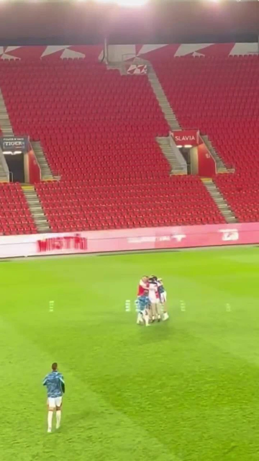 Konec! Slávisté jsou mistři ligy, hráči se radují, tribuny jsou prázdné...