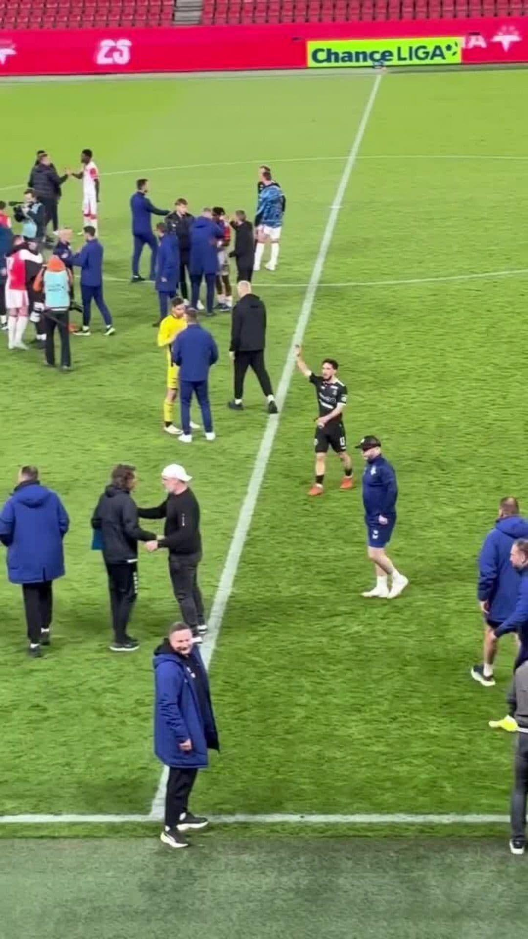 Jindřich Trpišovský slaví se svým realizačním týmem zisk titulu