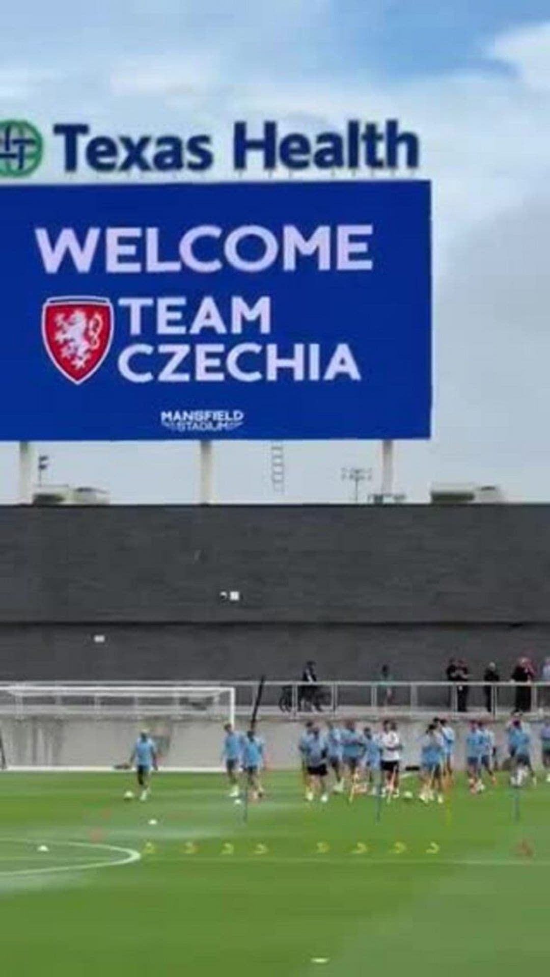 Čeští fotbalisté trénují v Mansfieldu, přivítali je fanoušci