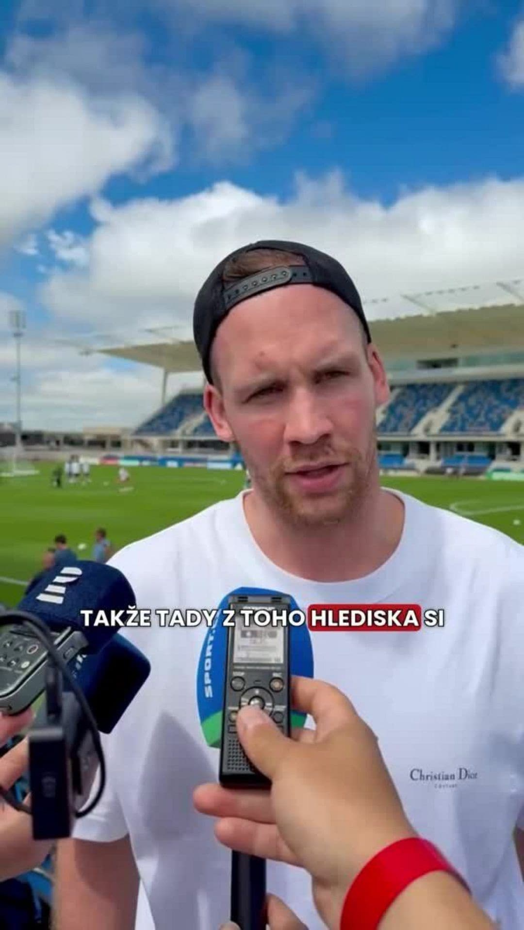Radek Faksa přišel pozdravit české fotbalisty na trénink