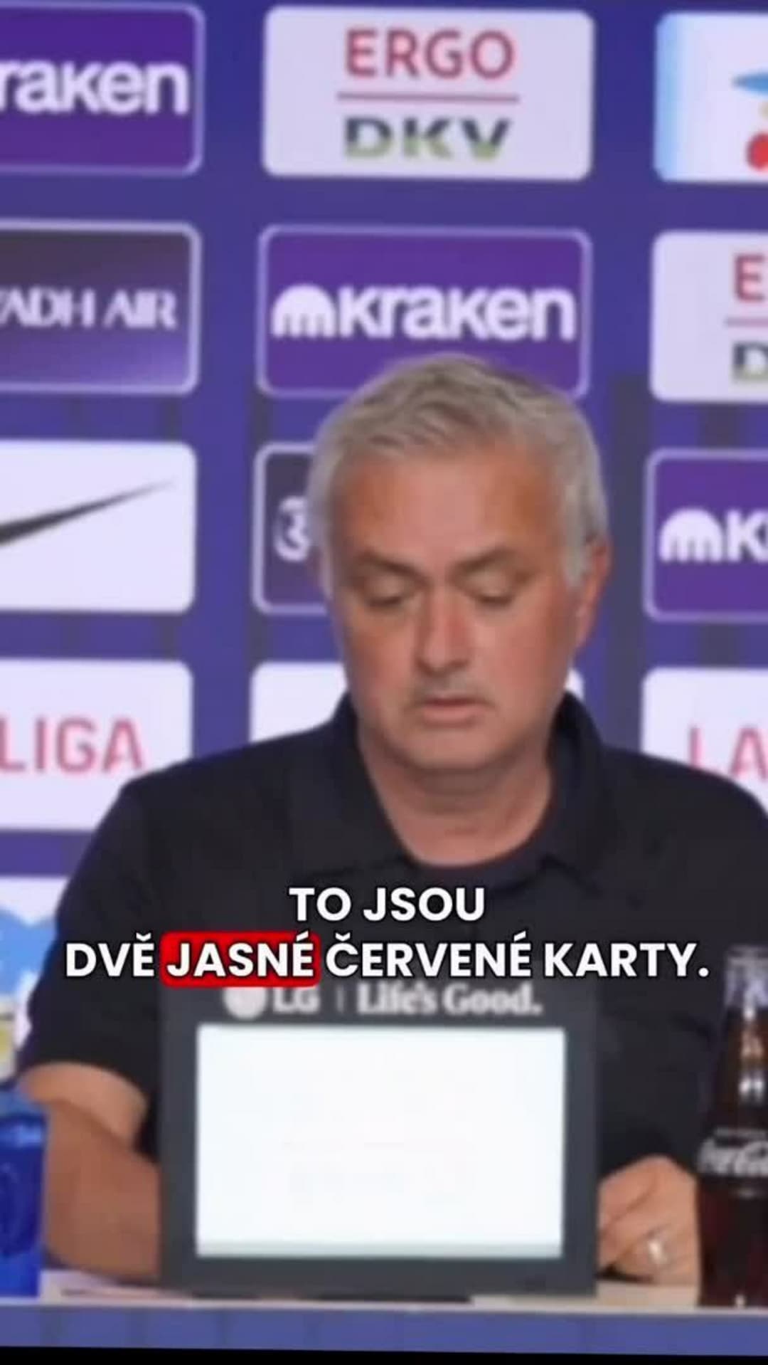 Mourinho přinesl na tiskovku dva obrázky: Jasné červené karty